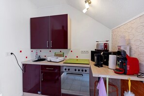 Refrigerador, horno, parrilla de estufa y cafetera y tetera 