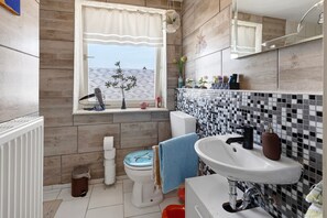 Douche, sèche-cheveux, serviettes fournies