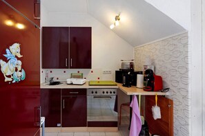 Køleskab, ovn, kogeplade, kaffe-/temaskine