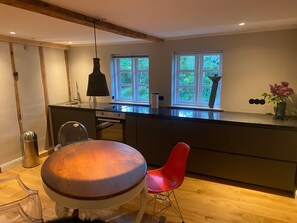 Frigorifero, forno, piano cottura, lavastoviglie