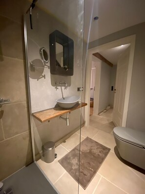 Dusche, Haartrockner, Handtücher
