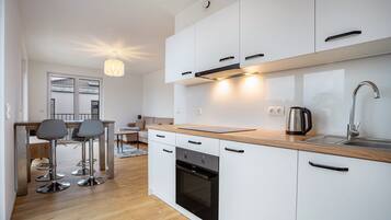 Kühlschrank, Ofen, Herdplatte, Wasserkocher