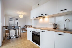 Fridge, oven, stovetop, coffee/tea maker - Apartment 'Wundervolles Loft Mit Terrasse' with Balcony and Wi-Fi (Greifswald)