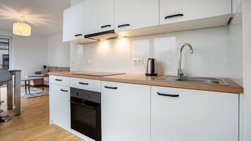 Fridge, oven, stovetop, electric kettle