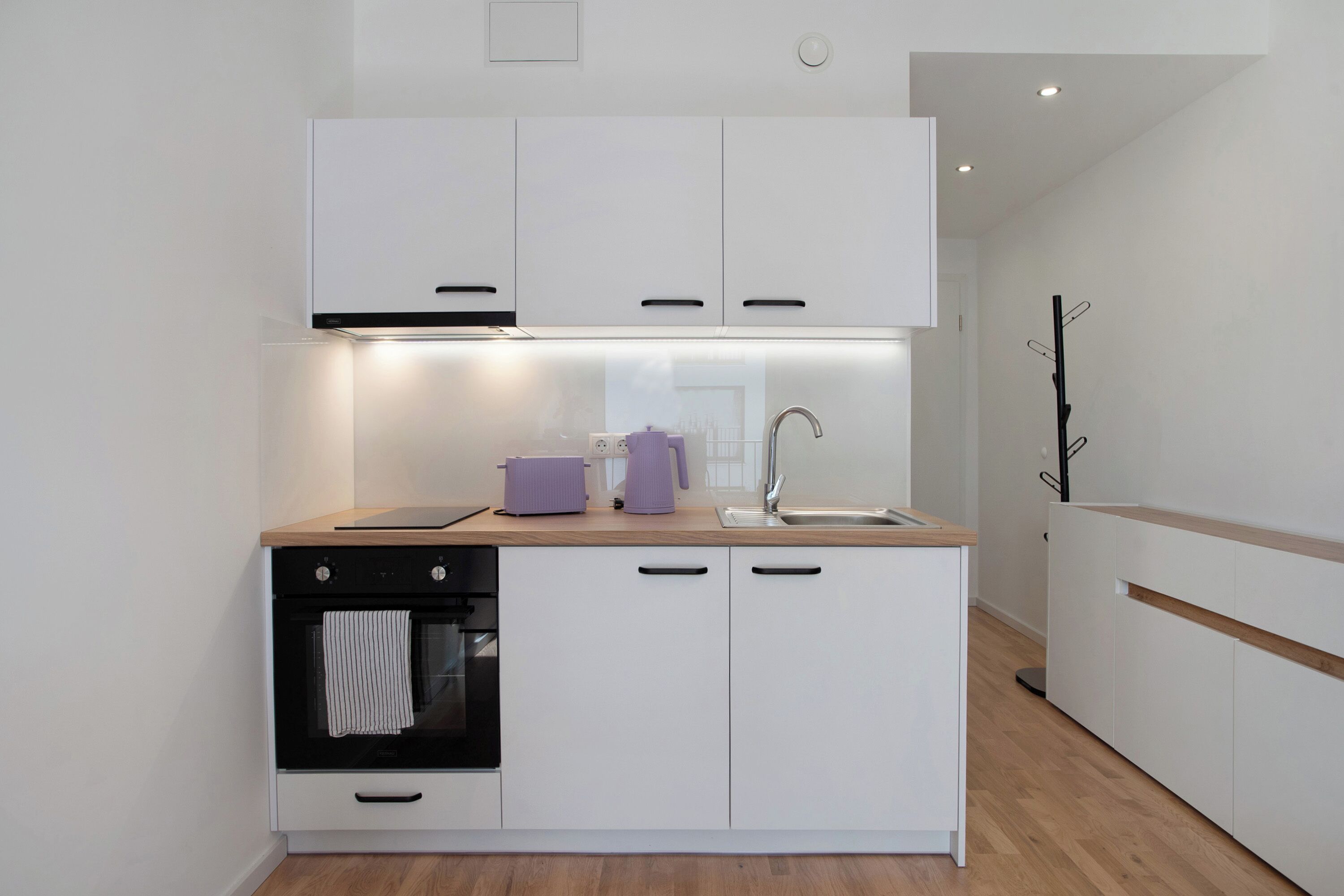 Kühlschrank, Ofen, Herdplatte, Wasserkocher