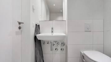 Douche, sĂšche-cheveux, serviettes fournies