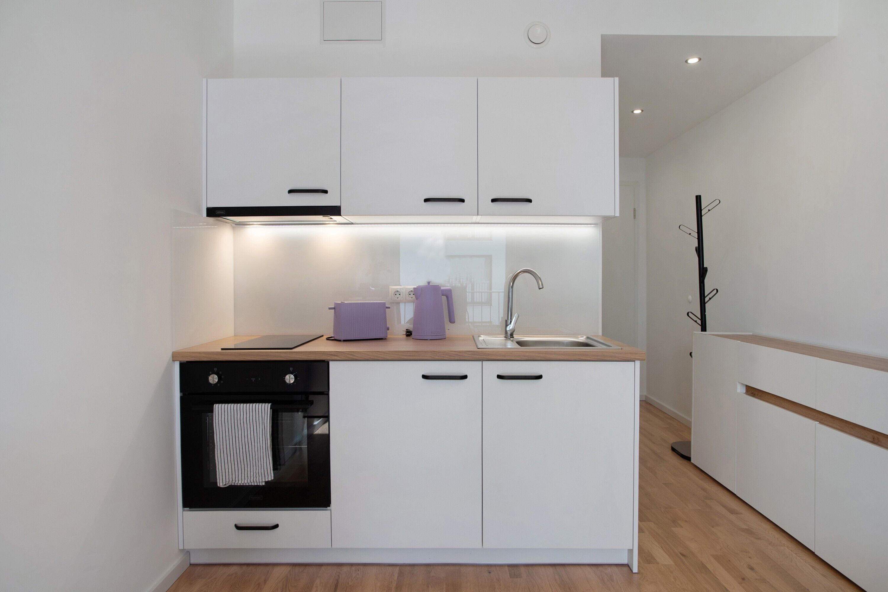 Kühlschrank, Ofen, Herdplatte, Wasserkocher