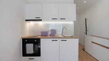 Kühlschrank, Ofen, Herdplatte, Wasserkocher