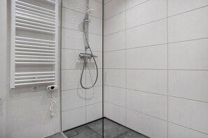 Een douche, een haardroger, handdoeken
