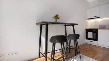 Fridge, oven, stovetop, electric kettle