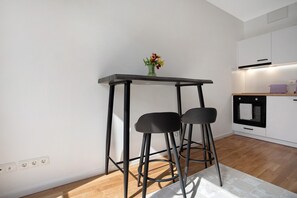 Een koelkast, een oven, een kookplaat, een waterkoker