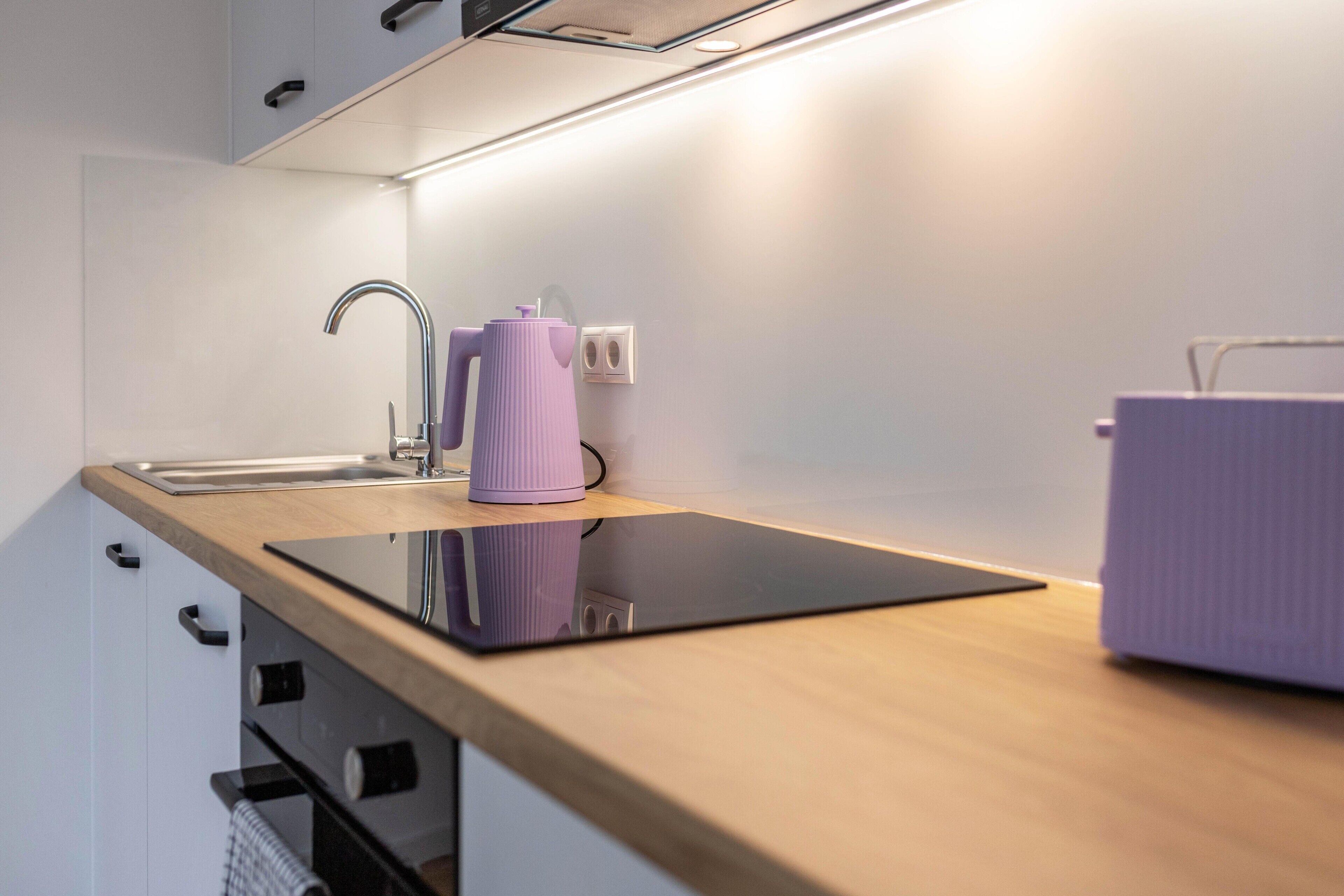 Réfrigérateur, four, plaque de cuisson, cafetière/bouilloire