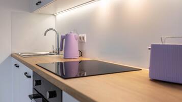 Réfrigérateur, four, plaque de cuisson, cafetière/bouilloire