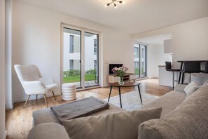 TV - Apartment 'Modernes Loft Mit Terrasse-Garten' with Private Terrace, Shared Garden and Wi-Fi (Greifswald)