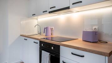 Kühlschrank, Ofen, Herdplatte, Wasserkocher