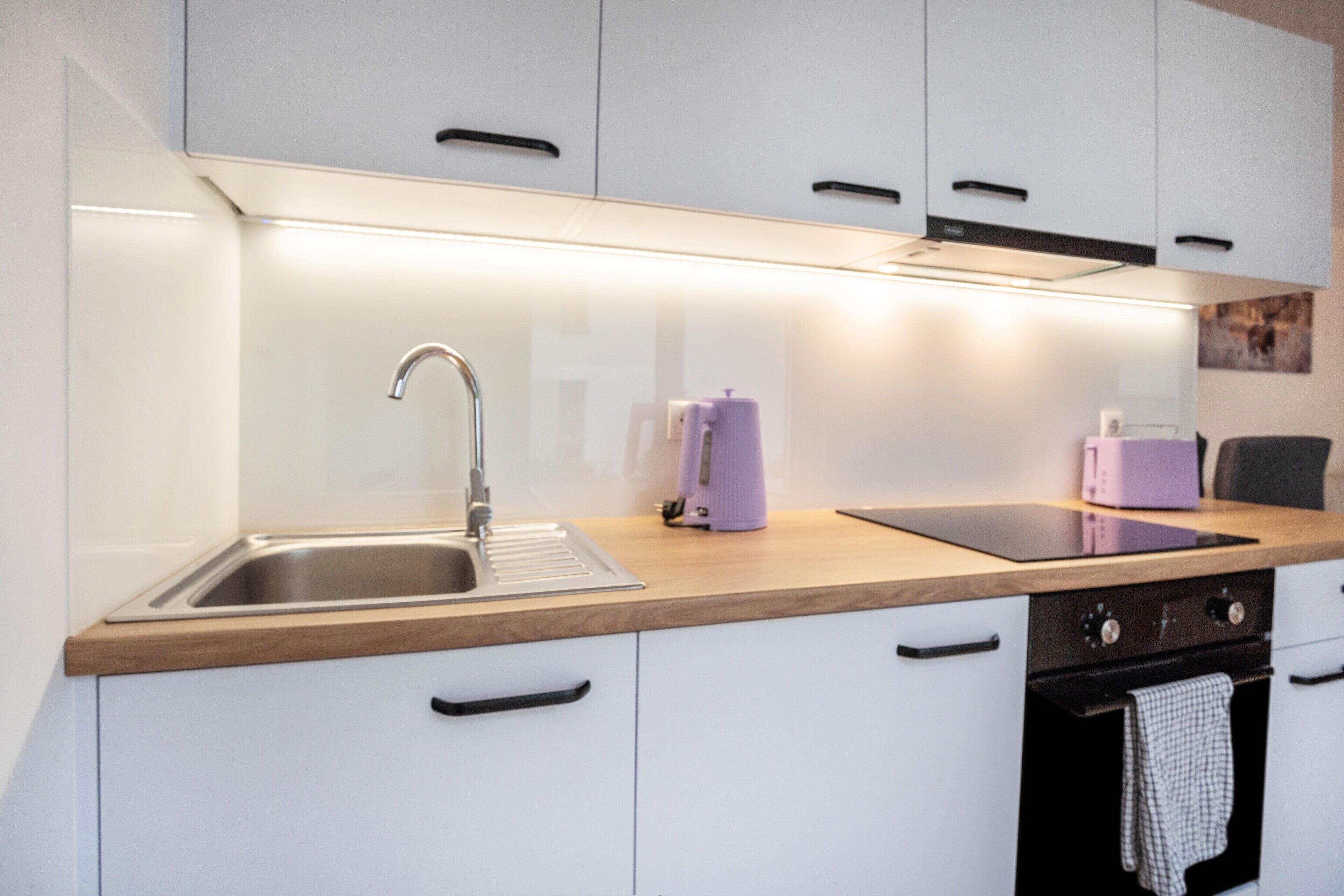 Kühlschrank, Ofen, Herdplatte, Wasserkocher