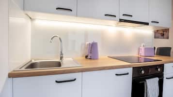 Kühlschrank, Ofen, Herdplatte, Wasserkocher