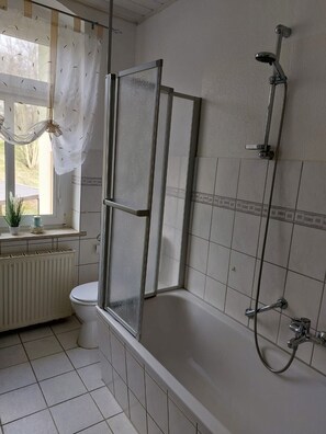 Dusche, Haartrockner, Handtücher