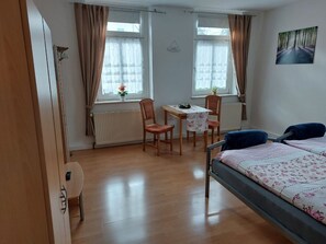 1 室のベッドルーム、WiFi (無料)、ベッドシーツ