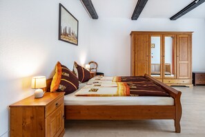 3 bedrooms, iron/ironing board, free WiFi, bed sheets