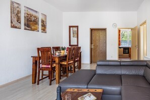 TV, ping pong - Holiday Apartment 2 with Private Terrace, Private Garden and Wi-Fi (Mardorf)