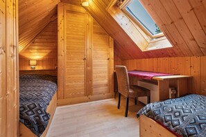 5 bedrooms, iron/ironing board, free WiFi, bed sheets