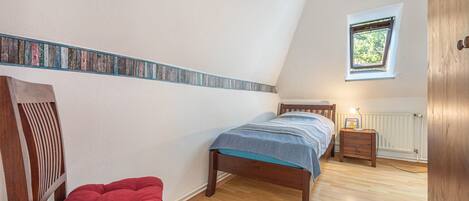 5 bedrooms, iron/ironing board, free WiFi, bed sheets