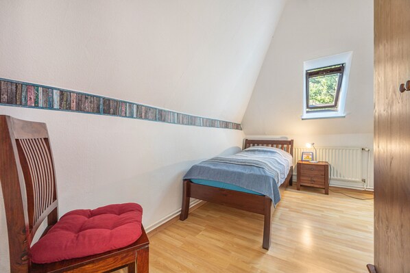5 bedrooms, iron/ironing board, free WiFi, bed sheets