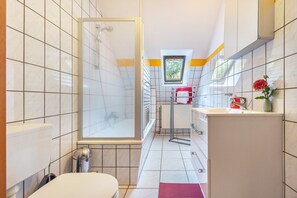 Dusche, Haartrockner, Handtücher