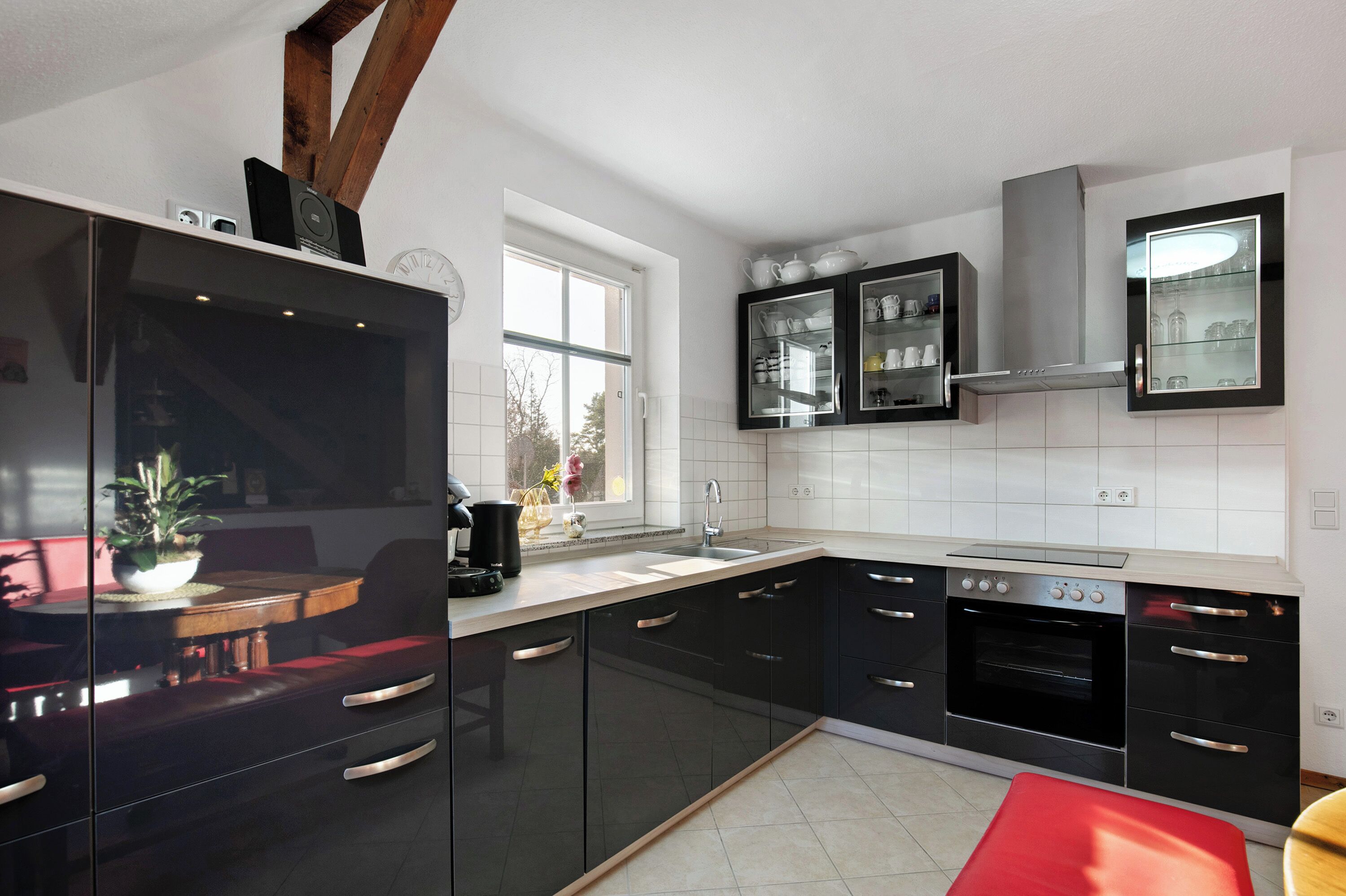 Een koelkast, een oven, een kookplaat, een vaatwasser