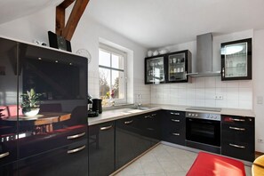 Frigorifero, forno, piano cottura, lavastoviglie