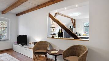 Fernseher, Kamin, Stereoanlage