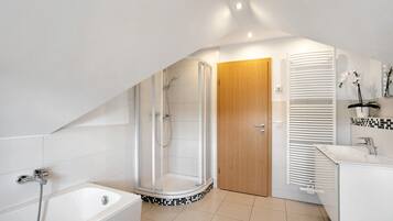 Een douche, een haardroger, handdoeken