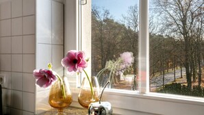 Una cocina con vista a árboles y una carretera.