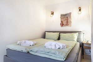 Free WiFi, bed sheets - Studio Apartment 1 with Shared Terrace and Wi-Fi (Rheinhausen)