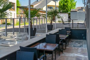 Outdoor dining - Studio Apartment 1 with Shared Terrace and Wi-Fi (Rheinhausen)