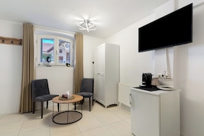 Interior - Apartment '2, 20qm' with Shared Terrace and Wi-Fi (Rheinhausen)