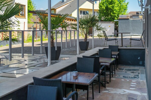 Outdoor dining - Apartment 2, 20 sqm with Shared Terrace and Wi-Fi (Rheinhausen)