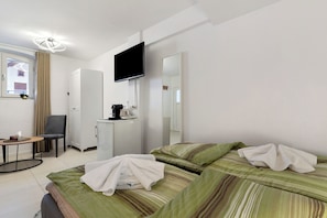 1 bedroom, free WiFi, bed sheets - Apartment '2, 20qm' with Shared Terrace and Wi-Fi (Rheinhausen)