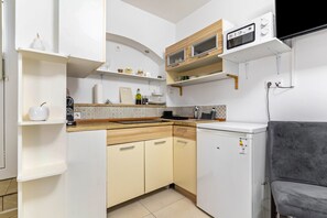 Jääkaappi, mikroaaltouuni, uuni, liesi