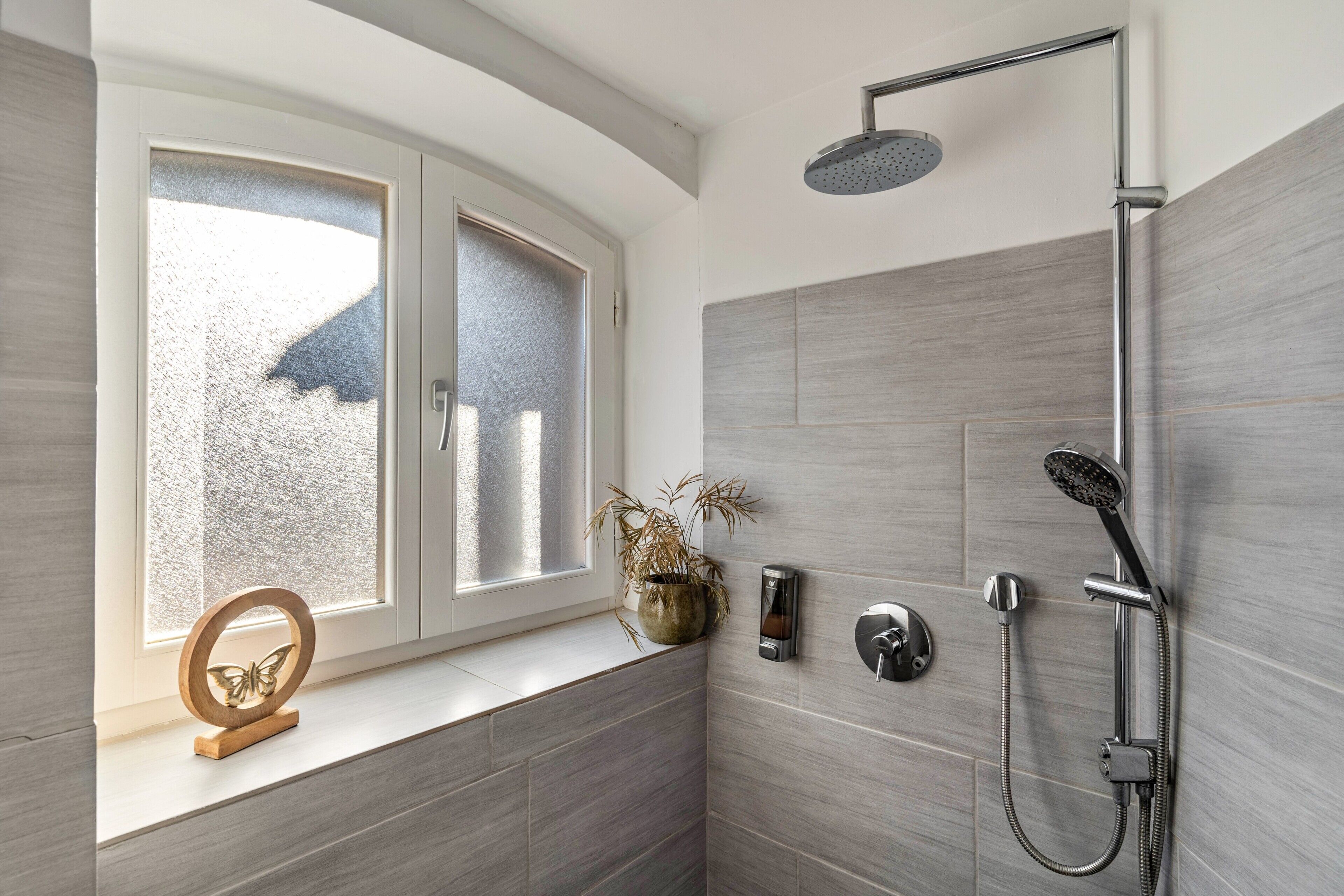 Een douche, een haardroger, handdoeken