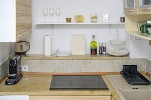 Køleskab, mikrobølgeovn, ovn, kogeplade