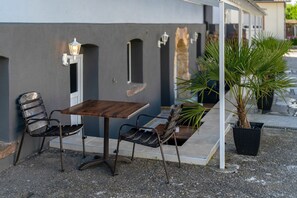 Outdoor dining - Apartment 3, 16 m² with Shared Terrace and Wi-Fi (Rheinhausen)