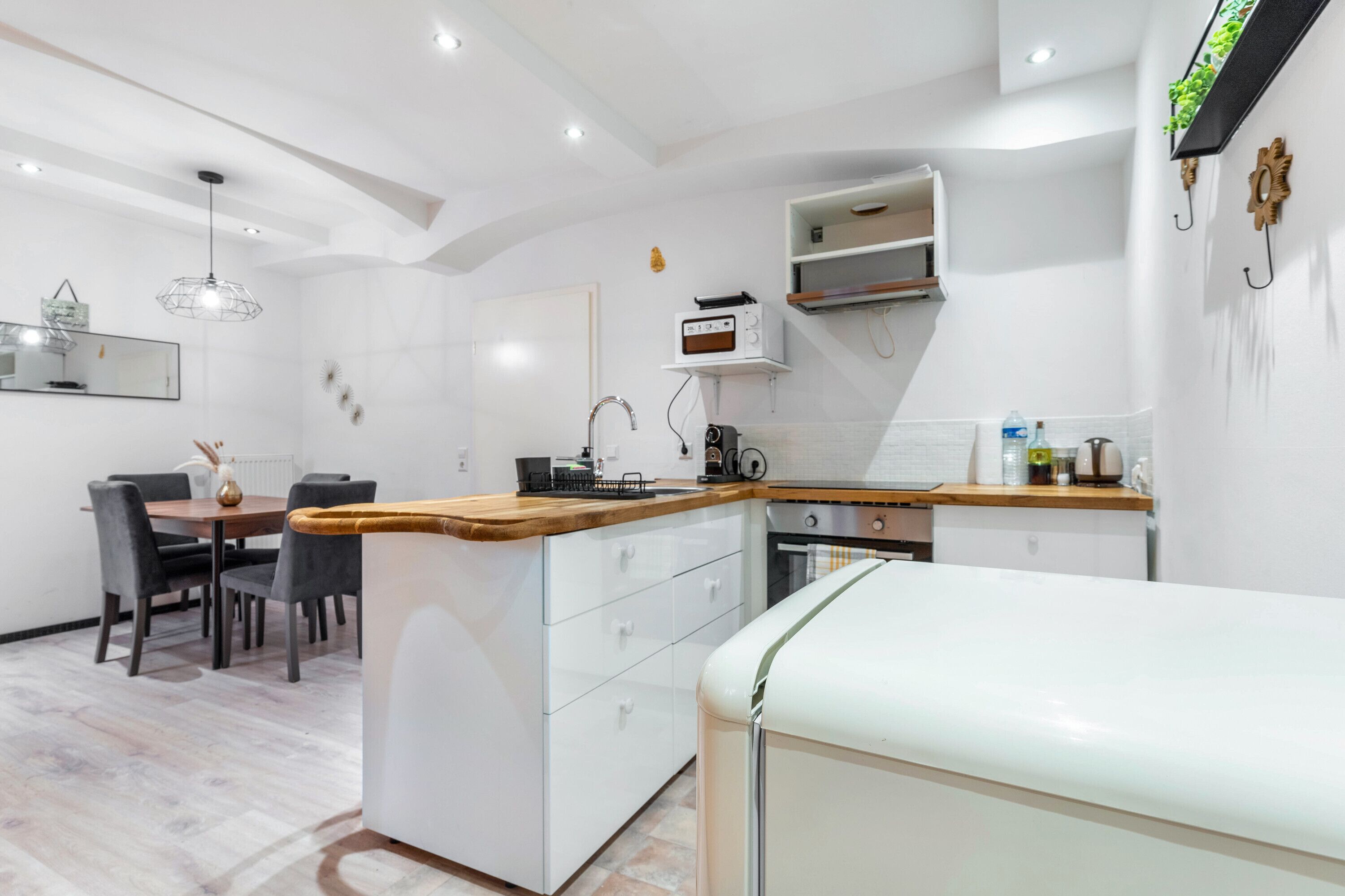 Jääkaappi, mikroaaltouuni, uuni, liesi