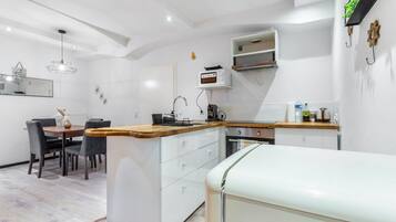 Kühlschrank, Mikrowelle, Ofen, Herdplatte