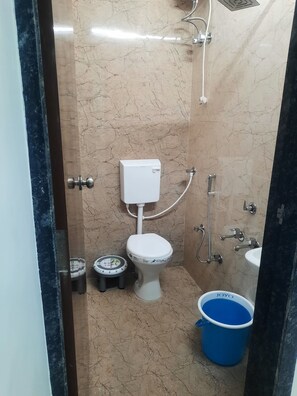 Ducha, artículos de tocador gratuitos, toallas, jabón