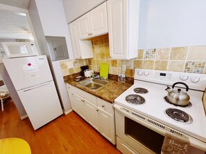 Kühlschrank, Ofen, Wasserkocher mit Kaffee-/Teezubehör, Toaster