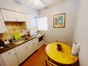 Kühlschrank, Ofen, Wasserkocher mit Kaffee-/Teezubehör, Toaster