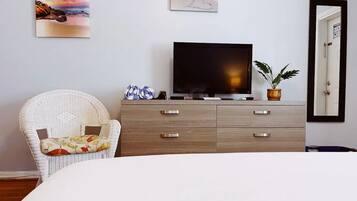 Escritorio y tabla de planchar con plancha