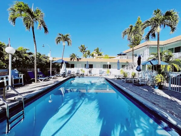 Pool - Charming Deluxe King Apt, Free Parking & Pool - -Walk to Beach! (Lauderdale by the sea)